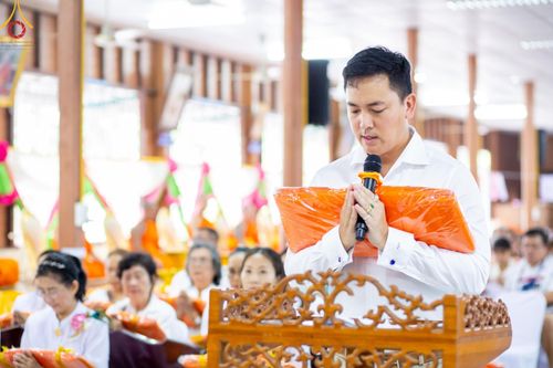 ภาพ No.164665:พิธีทอดกฐิน ณ วัดเวฬุวนาราม อ.ดำเนินสะดวก จ.ราชบุรี ในโครงการกฐินสามัคคีทั่วไทย 30,000 วัด บูชาธรรม 80 ปี หลวงพ่อธัมมชโย โดยคณะศิษยานุศิษย์วัดพระธรรมกาย วันที่ 19 ตุลาคม พ.ศ. 2567