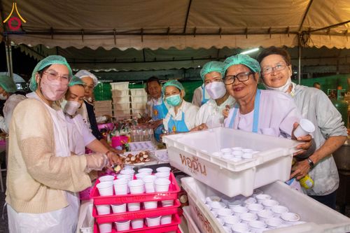 ภาพ No.193560:สาธุชนถวายภัตตาหารเป็นสังฆทาน แด่พระธรรมยาตรา ณ อนุสรณ์สถานคลองบางนางแท่น อ.สามพราน จ.นครปฐม ในโครงการธรรมยาตรา กตัญญูบูชา มหาปูชนียาจารย์ พระมงคลเทพมุนี(สด จนฺทสโร) พระผู้ปราบมาร อนุสรณ์สถาน 7 แห่ง ปีที่ 13 วันที่ 11 มกราคม พ.ศ. 2568