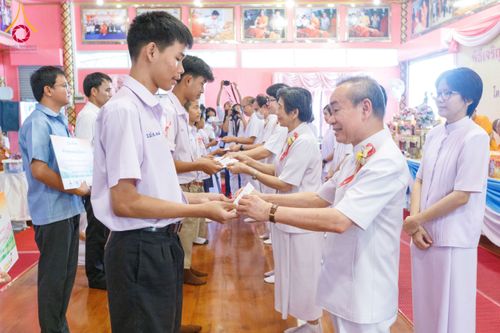 ภาพ No.197321:พิธีเจริญพระพุทธมนต์ ปฏิบัติธรรม มอบทุนการศึกษา ถวายสังฆทาน 108 วัด เพื่อถวายเป็นพุทธบูชา และขับเคลื่อนโครงการหมู่บ้านรักษาศีล 5 โดยคณะสงฆ์จังหวัดนนทบุรี คณะศิษยานุศิษย์วัดพระธรรมกาย โครงการธรรมยาตรา ปีที่ 13 ณ วัดตะเคียน อ.บางกรวย จ.นนทบุรี