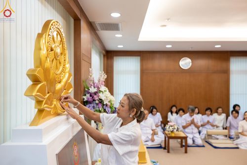 ภาพ No.111516:พิธีอธิษฐานจิตปิดแผ่นทอง "ธรรมจักร" เพื่อสถาปนาอุโบสถ "บูชาธรรม 80 ปี หลวงพ่อธัมมชโย" วัดพระธรรมกายลอนดอน ประเทศอังกฤษ ณ อาศรมบัณฑิต วัดพระธรรมกาย ในวันเสาร์ที่ 27 เมษายน พ.ศ. 2567