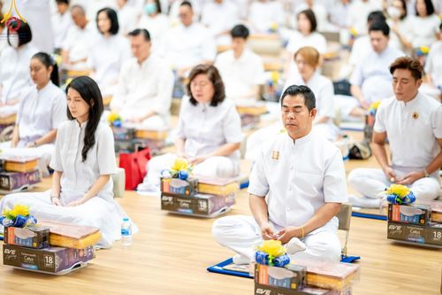 ภาพ No.145201:พิธีถวายผ้าอาบน้ำฝนและประทีปโคมไฟ ณ สภาธรรมกายสากล วัดพระธรรมกาย วันเสาร์ที่ 20 กรกฎาคม พ.ศ. 2567