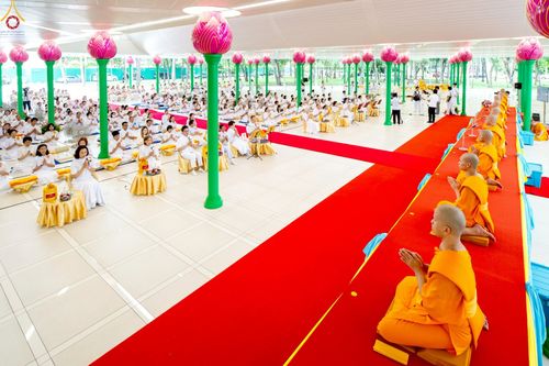 ภาพ No.227665:วันเสาร์ที่ 31 พฤษภาคม พ.ศ.2568 พิธีถวายผ้าไตรแด่สามเณรผู้เข้ารับการอุปสมบท , พิธีอุปสมบทสามเณรเตรียม DCI วัดพระธรรมกาย จ.ปทุมธานี