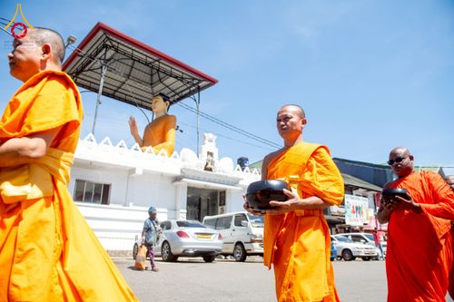 ภาพ No.225618:วันที่ 5 พฤษภาคม พ.ศ. 2568 พิธีบิณฑบาตรอบเมืองนูวราอิลิย่า ฉลองเทศกาลวิสาขบูชา แห่งชาติประเทศศรีลังกา