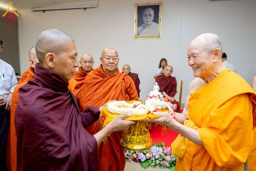 ภาพ No.223052:วันที่ 24 เมษายน พ.ศ. 2568 หลวงพ่อทัตตชีโวต้อนรับคณะสงฆ์เมียนมา ณ อาคาร 100 ปี คุณยายมหารัตนอุบาสิกาจันทร์ ขนนกยูง วัดพระธรรมกาย