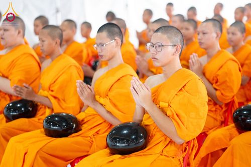 ภาพ No.61970:ตักบาตรฉลองสามเณรใหม่ มัชฌิมธรรมทายาท ณ วิหารคด คอร์ 9 วัดพระธรรมกาย วันที่ 15 เมษายน พ.ศ. 2567