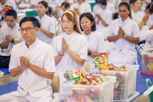 ภาพ No.231985:วันอาทิตย์ที่ 6 กรกฏาคม พ.ศ. 2568 พิธีตักบาตร ข้าวสารอาหารแห้ง  พิธีบูชาข้าวพระ สัมมนาพิเศษราชเหล็ก ณ สภาธรรมกายสากล วัดพระธรรมกาย