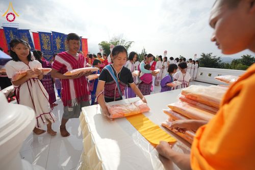 ภาพ No.175508:พิธีทอดกฐิน วัดดงดินแดง อ.อมก๋อย จ.เชียงใหม่ ในโครงการกฐินสามัคคีทั่วไทย 30,000 วัด บูชาธรรม 80 ปี หลวงพ่อธัมมชโย โดยคณะศิษยานุศิษย์วัดพระธรรมกาย วันที่ 9 พฤศจิกายน พ.ศ. 2567