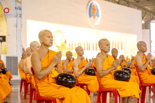 ภาพ No.223307:วันวิสาขบูชา วันอาทิตย์ที่ 11 พฤษภาคม พ.ศ. 2568 พิธีตักบาตร และปฎิบัติธรรม ณ สภาธรรมกายสากล วัดพระธรรมกาย