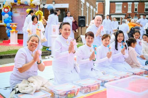 ภาพ No.175292:พิธีทอดกฐิน วัดพระธรรมกายแมนเชสเตอร์ เอดจลีย์ สต็อคพอร์ต ประเทศอังกฤษ ในโครงการกฐินสามัคคีทั่วไทย 30,000 วัด บูชาธรรม 80 ปี หลวงพ่อธัมมชโย โดยคณะศิษยานุศิษย์วัดพระธรรมกาย วันที่ 10 พฤศจิกายน พ.ศ. 2567