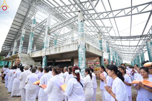 ภาพ No.158077:พิธีทอดผ้าป่า ติดตั้งแผ่นสิริฉะทะนะรัสมี(หลังคา) อาคาร 80 ปี หลวงพ่อธัมมชโย วันอาทิตย์ที่ 22 กันยายน พ.ศ. 2567 ณ ศูนย์ปฏิบัติธรรมวิหารแดง อ.วิหารแดง จ.สระบุรี