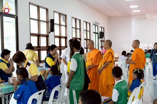 ภาพ No.230312:วันจันทร์ที่ 30 มิถุนายน พ.ศ. 2568 เจ้าอาวาสวัดพระธรรมกาย เยี่ยมอนุโมทนาให้กำลังใจ บุคลากรทางการแพทย์-เจ้าหน้าที่ผู้ปฏิบัติงาน โครงการรถตัดแว่นสายตาเคลื่อนที่สภากาชาดไทย เพื่อเด็กนักเรียนในชนบท พื้นที่จังหวัดปทุมธานี