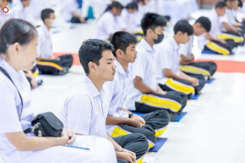 ภาพ No.249038:วันที่ 26-28 กันยายน พ.ศ. 2568 โครงการอบรม อุบาสกแก้ว อุบาสิกาแก้ว รุ่นที่ 3  ณ ศูนย์ปฏิบัติธรรมสมุทรปราการ ได้รับความเมตตาจากคณะสงฆ์ในพื้นที่  รวมถึงผู้บริหารสถานศึกษา ที่นำนักเรียนระดับมัธยมปลาย  มารับฟังข้อมูลเพื่อที่จะเป็นกำลังสำคัญ ในการเข้าร่วมขบวน