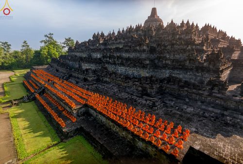 สามเณรธรรมทายาทชาวอินโดนีเซียกว่า 1,000 รูป นั่งสมาธิ และเวียนประทักษิณ ณ มหาเจดีย์บุโรพุทโธ ประเทศอินโดนีเซีย ในวันที่ 26 ธันวาคม พ.ศ. 2566