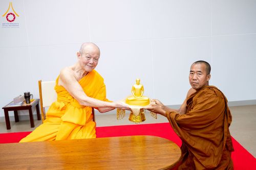 ภาพ No.222584:วันที่ 23 เมษายน พ.ศ. 2568 หลวงพ่อทัตตชีโวต้อนรับคณะสงฆ์บังกลาเทศ ณ อาคาร 100 ปี คุณยายมหารัตนอุบาสิกาจันทร์ ขนนกยูง วัดพระธรรมกาย