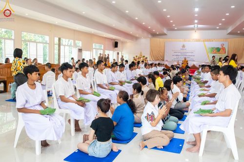 ภาพ No.59086:พิธีปลงผมและแห่นาคธรรมทายาท ในโครงการบรรพชาสามเณร ภาคฤดูร้อน เฉลิมพระเกียรติพระบาทสมเด็จพระเจ้าอยู่หัว เนื่องในโอกาส  พระราชพิธีมหามงคลเฉลิมพระชนมพรรษา 6 รอบ  ปลงผมนาคในวันที่ 21 เมษายน พ.ศ 2567 ณ วัดกลางธนรินทร์ (ธรรมอุทยานบ้านแป้ง)