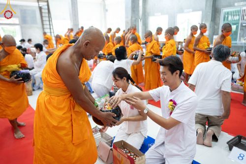 ภาพ No.86014:งานบุญครบรอบ 12 ปี ณ ศูนย์อบรมเยาวชนนครปฐม วันเสาร์ ที่ 19 สิงหาคม พ.ศ. 2566 พิธีทอดผ้าป่าบำรุงศูนย์ และพิธีเจริญพระพุทธมนต์ ฉลองหอฉันคุณยายฯ ประธานสงฆ์  พระมหาคมสัน  ธมฺมาสนฺโน ประธานบุญพิธี กัลฯสุนทรินทร์  จันทนา และคณะเจ้าภาพจังหวัดนครปฐม