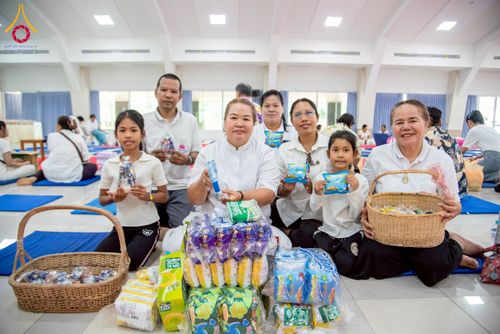 ภาพ No.218016:วันอาทิตย์ที่ 13 เมษายน พ.ศ. 2568 พิธีตักบาตรฉลองสามเณรใหม่ 75 รูป เนื่องในวันสงกรานต์ (โครงการบรรพชาสามเณรฟื้นฟูพระพุทธศาสนาทั่วไทย ประจำปีพุทธศักราช 2568) ณ ศูนย์ปฏิบัติธรรมระยอง(บ้านช่องลม) ตำบลบางบุตร อำเภอบ้านค่าย จังหวัดระยอง