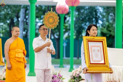 ภาพ No.230902:วันอังคารที่ 1 กรกฎาคม พ.ศ. 2568 ผู้ว่าราชการจังหวัดปทุมธานี เป็นประธานพิธีต้อนรับ สัญญาบัตร พัดยศ พระครูสัญญาบัตรสายต่างประเทศ วัดพระธรรมกาย ประจำปี พ.ศ. 2568 จำนวน 19 รูป