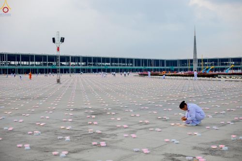 ภาพ No.223927:วันวิสาขบูชา วันอาทิตย์ที่ 11 พฤษภาคม พ.ศ. 2568 พิธีจุดวิสาขประทีป ,  พิธีเวียนประทักษิณรอบพระมหาธรรมกายเจดีย์ , พิธีฉลองชัยสวดมนต์บทธัมมจักกัปปวัตตนสูตร ครบ 7,357,000,000 จบ ณ มหารัตนวิหารคด วัดพระธรรมกาย