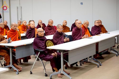 ภาพ No.222624:วันที่ 23 เมษายน พ.ศ. 2568 หลวงพ่อทัตตชีโวต้อนรับคณะสงฆ์เมียนมาร์ ณ อาคาร 100 ปี คุณยายมหารัตนอุบาสิกาจันทร์ ขนนกยูง วัดพระธรรมกาย