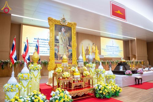 ภาพ No.208750:พระบาทสมเด็จพระเจ้าอยู่หัวทรงพระกรุณาโปรดเกล้าฯ พระราชทานภัตตาหารพระราชทาน แด่พระภิกษุ สามเณร ในการสอบบาลีสนามหลวง ณ วัดพระธรรมกาย วันที่ 22 กุมภาพันธ์ พ.ศ. 2568 ณ วัดพระธรรมกาย อำเภอคลองหลวง จังหวัดปทุมธานี