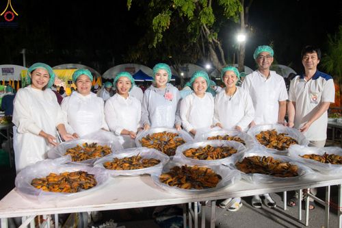 ภาพ No.188877:พิธีถวายภัตตาหารเป็นสังฆทาน แด่พระธรรมยาตรา ในโครงการธรรมยาตรา กตัญญูบูชา มหาปูชนียาจารย์ พระมงคลเทพมุนี(สด จนฺทสโร) พระผู้ปราบมาร ปีที่ 13 ณ อนุสรณ์สถานมหาวิหารพระมงคลเทพมุนี (โลตัสแลนด์) อ.สองพี่น้อง จ.สุพรรณบุรี วันที่ 4 มกราคม พ.ศ.2568