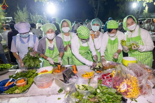ภาพ No.190390:สาธุชนถวายภัตตาหารเป็นสังฆทาน แด่พระธรรมยาตรา ณ อนุสรณ์สถานมหาวิหารพระมงคลเทพมุนี (โลตัสแลนด์) อ.สองพี่น้อง จ.สุพรรณบุรี ในโครงการธรรมยาตรา กตัญญูบูชา มหาปูชนียาจารย์ พระมงคลเทพมุนี(สด จนฺทสโร) พระผู้ปราบมาร แห่ง ปีที่ 13 วันที่ 7 มกราคม พ.ศ.2568