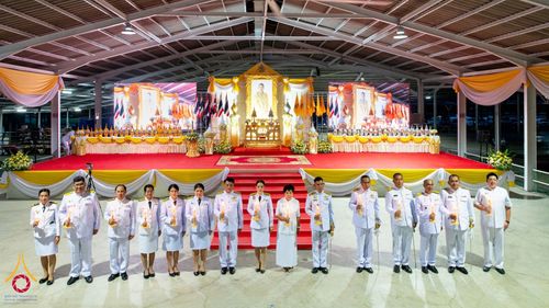 ภาพ No.146391:พิธีถวายเครื่องราชสักการะและวางพานพุ่ม และพิธีจุดเทียนถวายพระพรชัยมงคลแด่ พระบาทสมเด็จพระเจ้าอยู่หัว เนื่องในโอกาสพระราชพิธี มหามงคลเฉลิมพระชนมพรรษา 6 รอบ 28 กรกฎาคม 2567 วันอาทิตย์ที่ 28 กรกฎาคม พ.ศ. 2567  ณ อาคารโถงช้างฯ วัดพระธรรมกาย อ.คลองหลวง จ.ปทุม