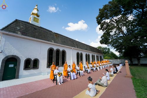 พิธีตัดปอยผมธรรมทายาทและฝากตัวเป็นศิษย์ ในโครงการอบรมพระธรรมทายาททวีปยุโรป รุ่นที่ 9 วันพุธที่ 12 มิถุนายน พ.ศ. 2566 ณ วัดพระธรรมกายเบเนลักซ์ ประเทศเบลเยี่ยม