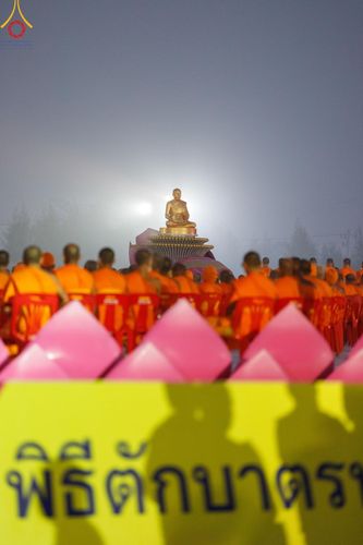 ภาพ No.200992:พิธีตักบาตรพระธรรมยาตรา ณ อนุสรณ์สถานลำดับที่ 5 สถานที่เผยแผ่วิชชาธรรมกายครั้งแรก อนุสรณ์สถานบางปลา วัดบางปลา อำเภอบางเลน จังหวัดนครปฐม ในโครงการธรรมยาตรา กตัญญูบูชา มหาปูชนียาจารย์ พระมงคลเทพมุนี(สด จนฺทสโร) พระผู้ปราบมาร อนุสรณ์สถาน 7 แห่ง ปีที่ 13