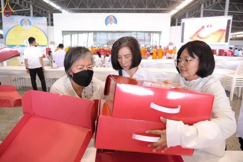 ภาพ No.212222:วันพุธที่ 19 มีนาคม พ.ศ. 2568 การบรรจุไทยธรรมลงกล่องสำเร็จ 43,500 กล่อง เพื่อถวายแด่พระสังฆาธิการ 40,000 กว่าวัดทั่วไทย ในวันคุ้มครองโลก 22 เมษายน พ.ศ. 2568 ณ บ้านแก้วเรือนทองคุณยายฯ วัดพระธรรมกาย