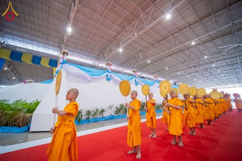 ภาพ No.237405:วันอาทิตย์ที่ 10 สิงหาคม พ.ศ.2568 พิธีมอบใบประกาศเกียรติคุณ โครงการสอบบาลี "ฉลองแชมป์" บูชาธรรม 80 ปี หลวงพ่อธัมมชโย ประจำปี 2568 และ พิธีมอบดวงแก้วสามเณรทรงบาลีไวยากรณ์ ณ สภาธรรมกายสากล วัดพระธรรมกาย ปทุมธานี