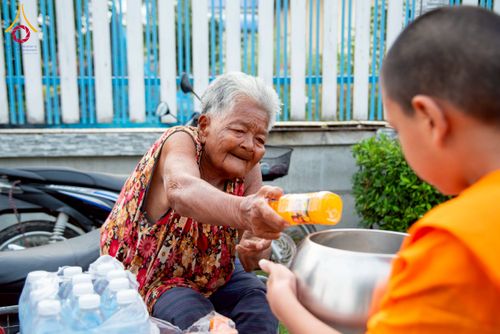 ภาพ No.217902:วันศุกร์ที่ 11 เมษายน พ.ศ. 2568 พระและสามเณร 99 รูป จากศูนย์ปฏิบัติธรรมระยอง(บ้านช่องลม) บิณฑบาต ณ ทุ่งปอเทือง ต.บางบุตร อ.บ้านค่าย จ.ระยอง เพื่อเป็นการฝึกสามเณรภาคฤดูร้อน ผ่านกิจวัตรบิณฑบาตในพื้นที่ชุมชน