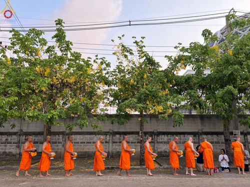 ภาพ No.136010:พระธรรมทายาท โครงการบวชพระนานาชาติ AEC & WAB ผู้บริหารรุ่นที่ 2 บิณฑบาต ณ หอฉันคุณยายอาจารย์ฯ เมืองแก้วมณี หมู่บ้านแก้วพุทธรักษา วันที่ 28 เมษายน พ.ศ. 2567