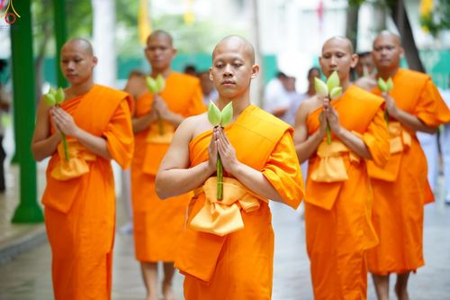 ภาพ No.227327:วันเสาร์ที่ 31 พฤษภาคม พ.ศ. 2568 พิธีเวียนประทักษิณรอบพระอุโบสถ ในพิธีอุปสมบท สามเณรเตรียม DCI รุ่นที่ 22 ณ อุโบสถพระไตรปิฎก วัดพระธรรมกาย