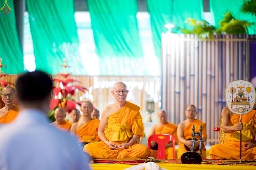 ภาพ No.246574:วันที่ 14 กันยายน พ.ศ. 2568 พิธีตักบาตรฉลองพระใหม่ ในโครงการอุปสมบทหมู่บูชาธรรม ครบรอบ108ปี วันครูผู้ค้นพบวิชชาธรรมกาย ณ วิหารคด วัดพระธรรมกาย