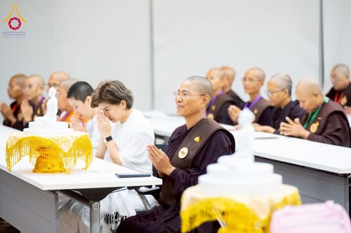 ภาพ No.223084:วันที่ 24 เมษายน พ.ศ. 2568 หลวงพ่อทัตตชีโวต้อนรับคณะเมียนมา อุบาสก อุบาสิกา 180 คน ณ อาคาร 100 ปี คุณยายมหารัตนอุบาสิกาจันทร์ ขนนกยูง วัดพระธรรมกาย