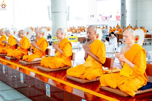 ภาพ No.234806:วันศุกร์ที่ 25 กรกฎาคม พ.ศ. 2568 (วันพระ แรม 15 ค่ำ เดือน 8) พิธีบุพเปตพลี ครั้งที่ 167 ร่วมอุทิศบุญแด่หมู่ญาติที่ล่วงลับไปแล้ว และสืบทอดอายุพระพุทธศาสนา ณ หอฉันคุณยายอาจารย์ฯ วัดพระธรรมกาย