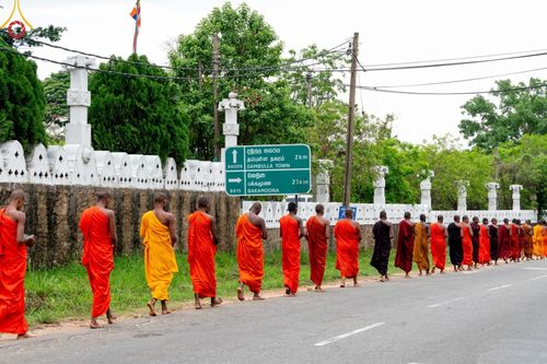 ภาพ No.139379:พิธีตักบาตรรอบเมืองดัมบุลล่า เทศกาลวิสาขบูชาแห่งชาติ ศรีลังกา เมื่อวันที่ 16 พฤษภาคมที่ผ่านมา คณะสงฆ์จากวัดพระธรรมกาย และคณะพระภิกษุสามเณรศรีลังกา ในโครงการสยาม-ลังกา ธรรมยาตรา ฉลองเทศกาลวิสาขบูชาแห่งชาติ ศรีลังกา บูชาธรรม 80 ปีหลวงพ่อธัมมชโย