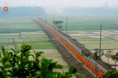ภาพ No.76349:คณะสงฆ์และสามเณรบิณฑบาต ประเทศบังกลาเทศ วันที่ 11 กุมภาพันธ์ พ.ศ. 2566