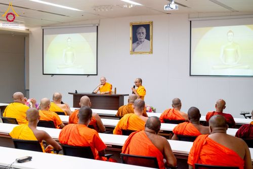 ภาพ No.222525:วันที่ 21 เมษายน พ.ศ. 2568 หลวงพ่อทัตตชีโวต้อนรับคณะสงฆ์ศรีลังกา ณ อาคาร 100 ปี คุณยายมหารัตนอุบาสิกาจันทร์ ขนนกยูง วัดพระธรรมกาย