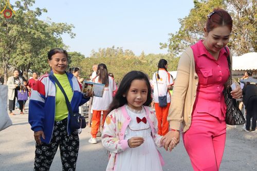 ภาพ No.193831:วัดพระธรรมกาย จัดงานวันเด็กแห่งชาติ ประจำปี พ.ศ.2568 ออกร้านอาหาร 200 ร้าน มอบของขวัญหลายหมื่นชิ้น วันที่ 12 มกราคม พ.ศ. 2568 วัดพระธรรมกาย อ.คลองหลวง จ.ปทุมธานี