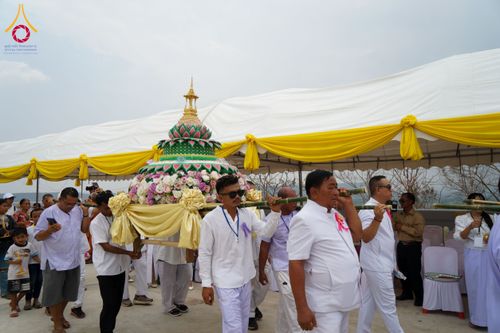 ภาพ No.131412:พิธีอัญเชิญพระบรมสารีริกธาตุ และองค์พระพุทธรัตนกายสิทธิ์ ติดตั้งองค์พระเจดีย์จตุรทิศ ถวายองค์พระเจดีย์ ลานธรรมและกำแพงแก้ว ถวายเป็นพุทธบูชา น้อมถวายบูชาธรรมหลวงพ่ออายุวัฒนมงคล ๘๐ พรรษา วันเสาร์ที่ ๑๖ มีนาคม พ.ศ. ๒๕๖๗ ณ วัดเขาพญาปราบ ต.ตะขบ อ.ปักธงชัย จ.น