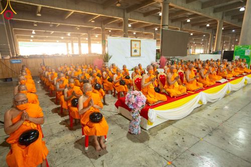 ภาพ No.115437:พิธีตักบาตรฉลองพระใหม่ ในโครงการอุปสมบทหมู่บูชาธรรม 115 ปี คุณยายอาจารย์มหารัตนอุบาสิกาจันทร์ ขนนกยูง วันที่ 19  มกราคม พ.ศ. 2567 ณ มหารัตนวิหารคด วัดพระธรรมกาย