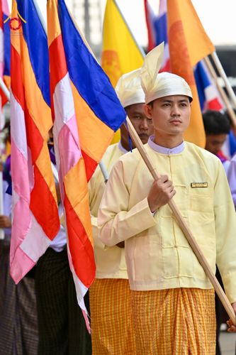 ภาพ No.143641:พิธีถวายผ้าไตร, สวดธรรมจักร, ปฏิบัติธรรม และฟังแสดงพระธรรมเทศนา ภาษาเมียนมา โดยมีสาธุชนชาวเมียนมากว่า 4,000 คน เข้าร่วมพิธี ณ มหารัตนวิหารคด วัดพระธรรมกาย วันอาทิตย์ที่ 7 กรกฎาคม พ.ศ. 2567