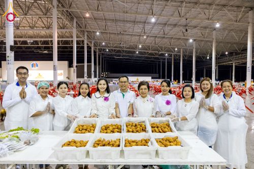 ภาพ No.203162:พิธีถวายภัตตาหารเป็นสังฆทาน แด่พระธรรมยาตรา ณ วัดพระธรรมกาย ตำบลคลองสาม อำเภอคลองหลวง จังหวัดปทุมธานี ในโครงการธรรมยาตรา กตัญญูบูชา มหาปูชนียาจารย์ พระมงคลเทพมุนี(สด จนฺทสโร) พระผู้ปราบมาร อนุสรณ์สถาน 7 แห่ง ปีที่ 13 วันที่ 29 มกราคม พ.ศ. 2568