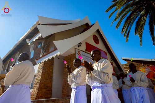 ภาพ No.231613:โครงการบรรพชาอุปสมบทหมู่ครั้งที่ 2 ณ วัดพระธรรมกายโจฮันเนสเบิร์ก ประเทศแอฟริกาใต้ วันอาทิตย์ 29 มิถุนายน พ.ศ. 2568