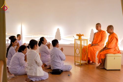 ภาพ No.327647:วันที่ 1-6 พฤษภาคม พ.ศ.2569 ต้อนรับชาวต่างชาติ พระภิกษุ คณะชาวเมียนมาร์  อุบาสิกาชาวอินเดีย เยี่ยมชมวัดพระธรรมกายและสักการะพระมหาธรรมกายเจดีย์