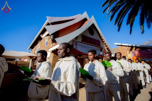 ภาพ No.231127:วันศุกร์ที่ 27 มิถุนายน พ.ศ. 2568 พิธีตัดปอยผมและพิธีปลงผมนาคธรรมทายาทแห่งทวีปแอฟริกา พ.ศ. 2568  โครงการบรรพชาอุปสมบทพระธรรมทายาทนานาชาติแห่งทวีปแอฟริกา ครั้งที่ 2 ณ วัดพระธรรมกายโจฮันเนสเบิร์ก สาธารณรัฐแอฟริกาใต้