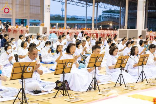 ภาพ No.202649:พิธีถวายภัตตาหารเป็นสังฆทาน แด่พระธรรมยาตรา ณ วัดพระธรรมกาย ตำบลคลองสาม อำเภอคลองหลวง จังหวัดปทุมธานี ในโครงการธรรมยาตรา กตัญญูบูชา มหาปูชนียาจารย์ พระมงคลเทพมุนี(สด จนฺทสโร) พระผู้ปราบมาร อนุสรณ์สถาน 7 แห่ง ปีที่ 13 วันที่ 28 มกราคม พ.ศ. 2568